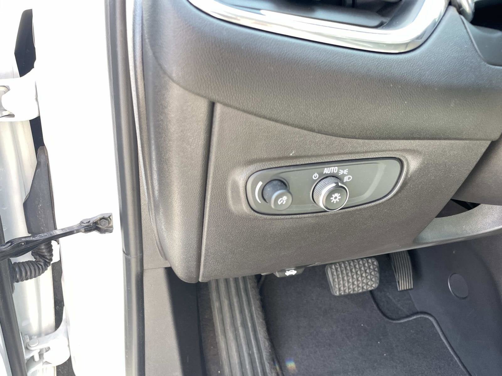 Used 2020 Chevrolet Equinox LS w/ LS Convenience Package FWD image 19