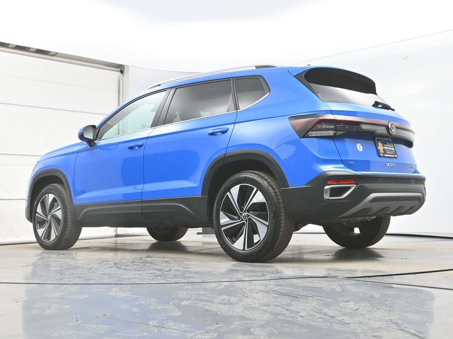 Certified 2025 Volkswagen Taos SE w/ Panoramic Sunroof Package AWD/4WD image 31