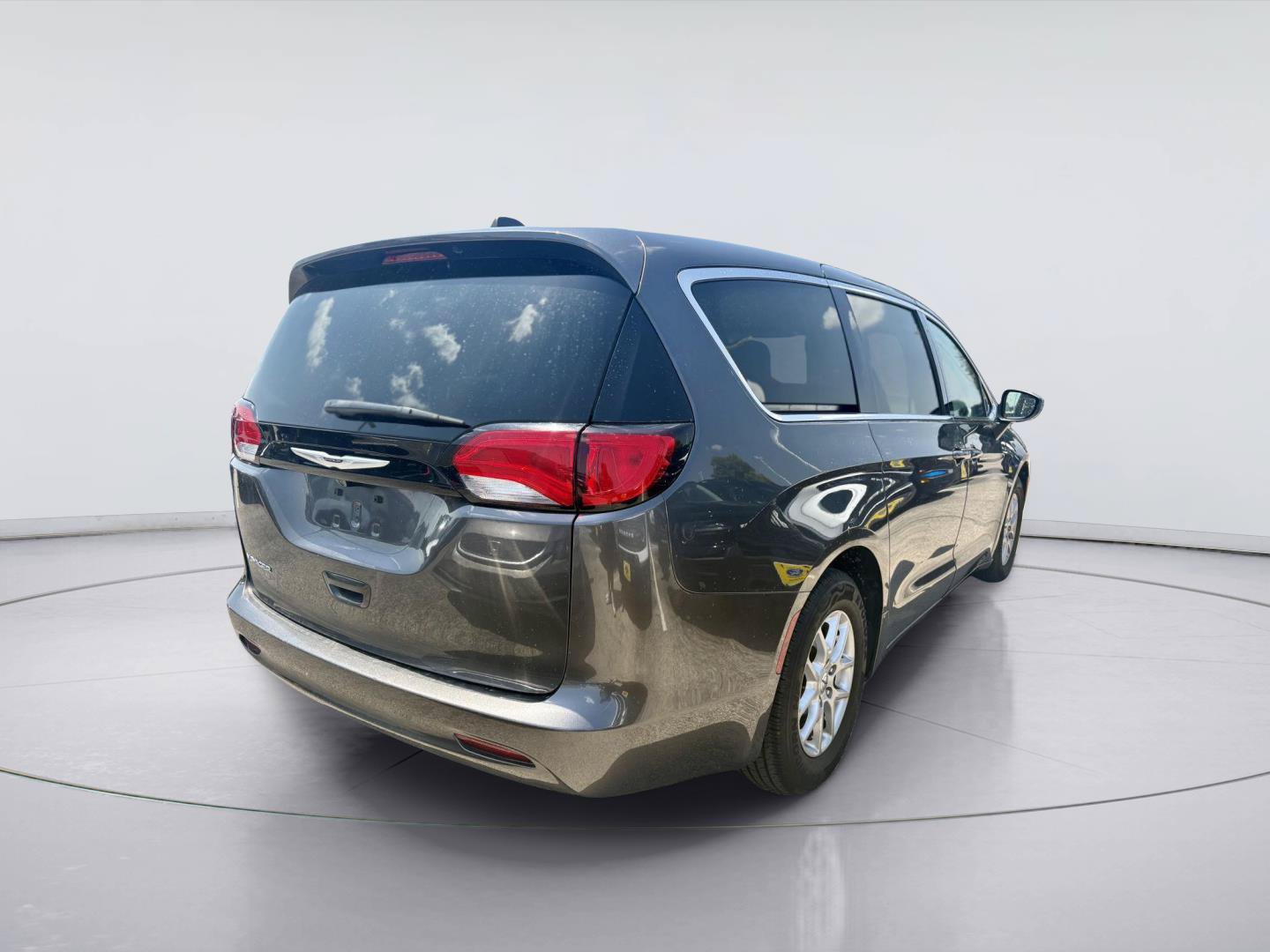 Used 2023 Chrysler Voyager LX FWD image 5