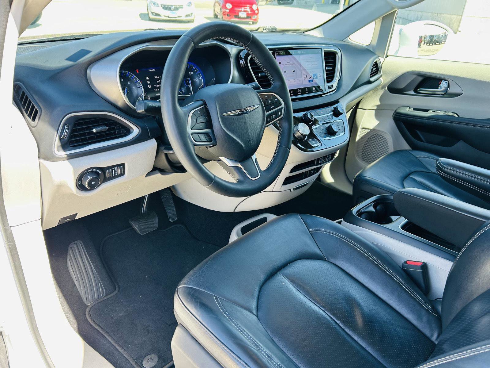 Used 2022 Chrysler Pacifica Touring-L FWD image 13