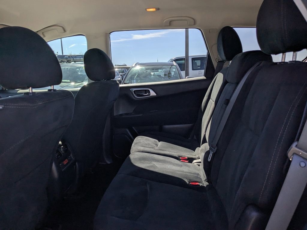 Used 2016 Nissan Pathfinder SV image 11