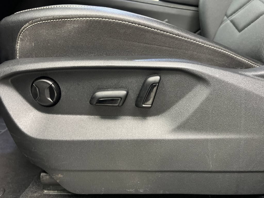 Used 2025 Volkswagen Atlas SE FWD image 13