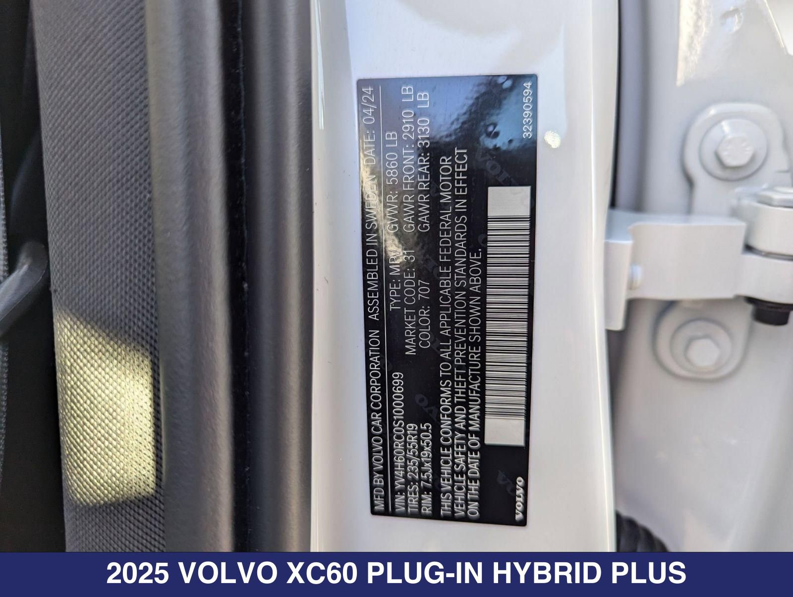 New 2025 Volvo XC60 T8 Plus w/ Protection Package Premier AWD/4WD image 28