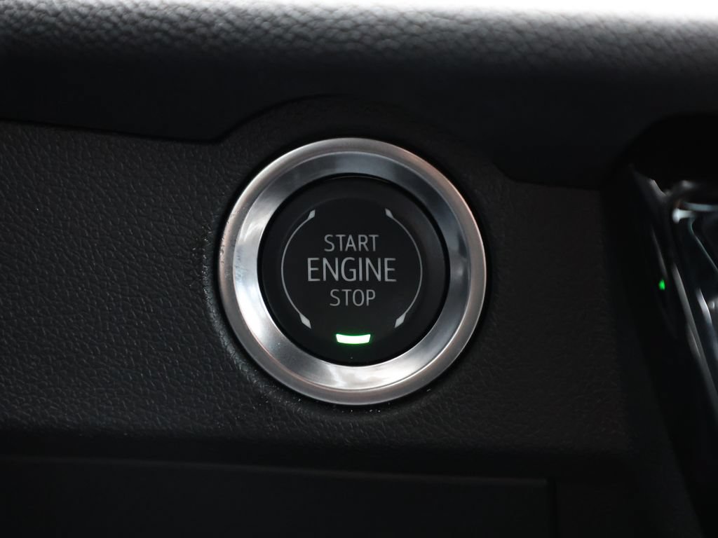 Used 2025 Chevrolet Traverse RS FWD image 37
