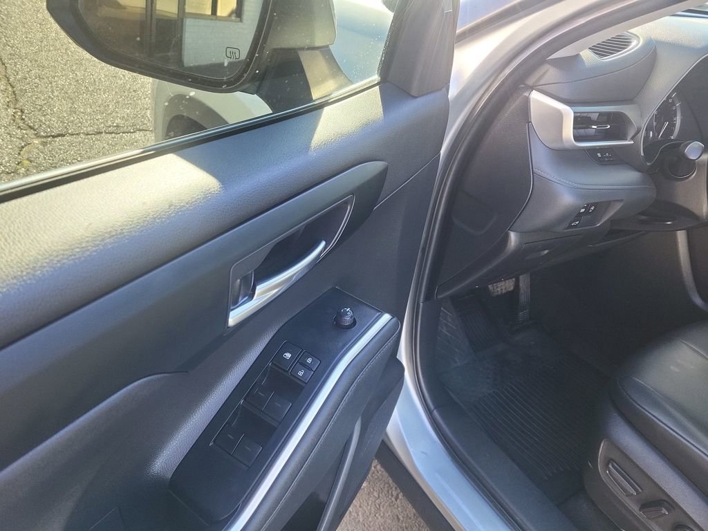 Used 2023 Toyota Highlander XLE image 15