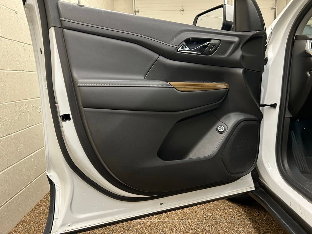 Used 2022 GMC Acadia SLE w/ Driver Convenience Package FWD image 13