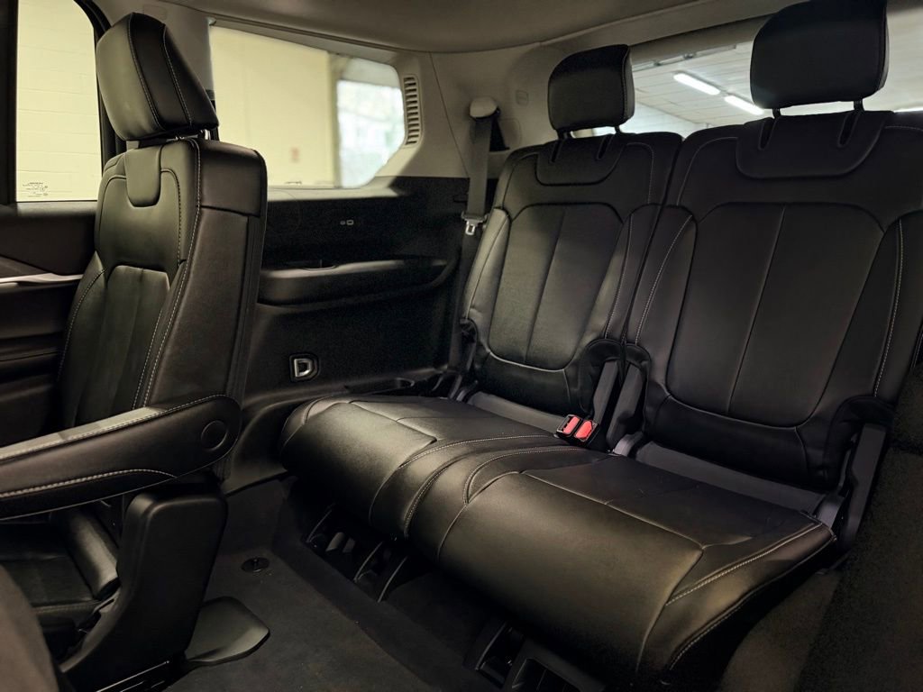 Used 2023 Jeep Grand Cherokee L Limited w/ Black Appearance Package image 25