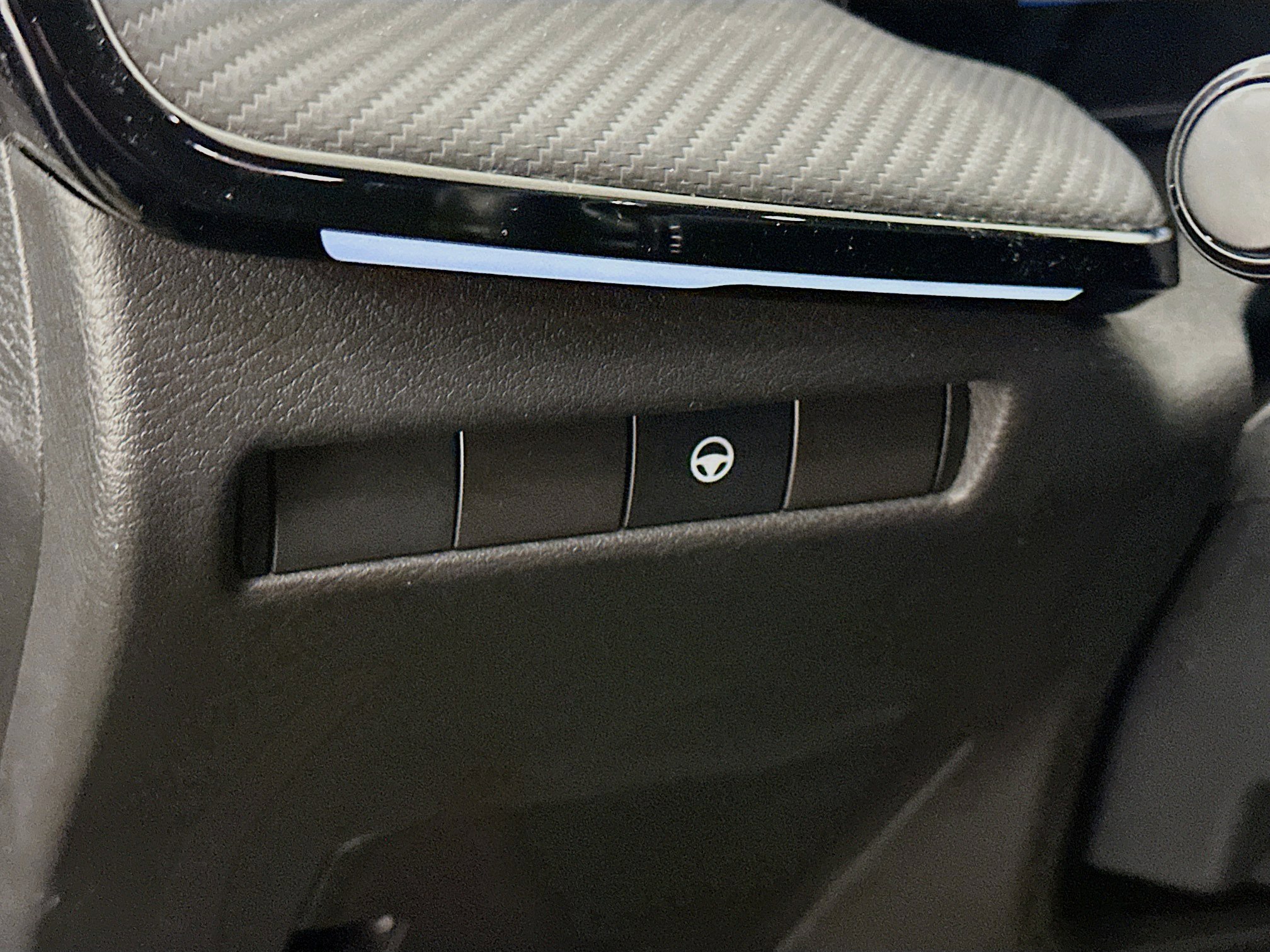 Used 2025 Nissan Kicks SR image 17