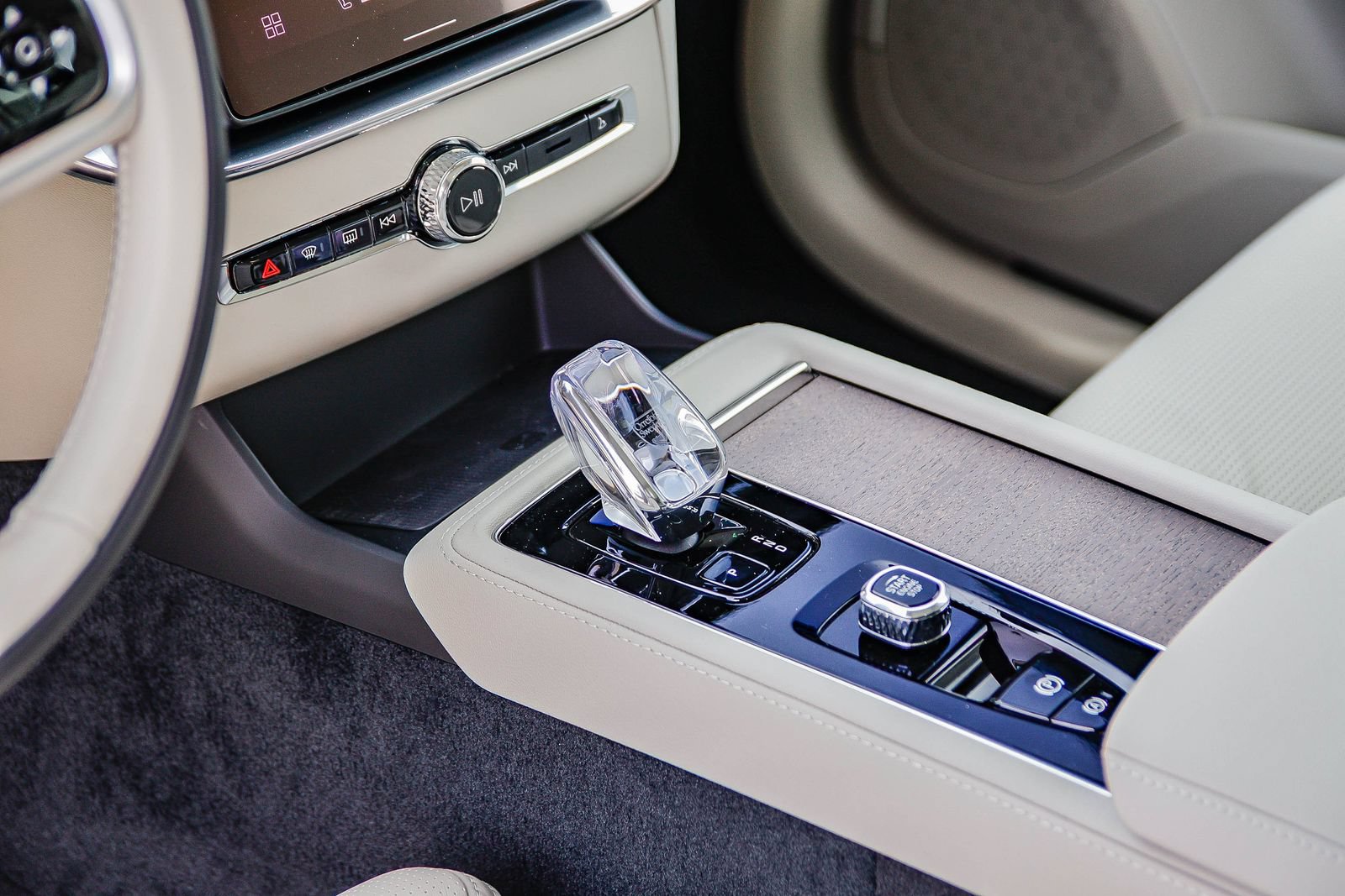 New 2026 Volvo XC90 T8 Ultra w/ Protection Package Premier AWD/4WD image 21