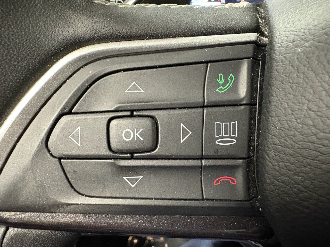 Used 2023 Jeep Grand Cherokee L Laredo w/ Luxury Tech Group I AWD/4WD image 16