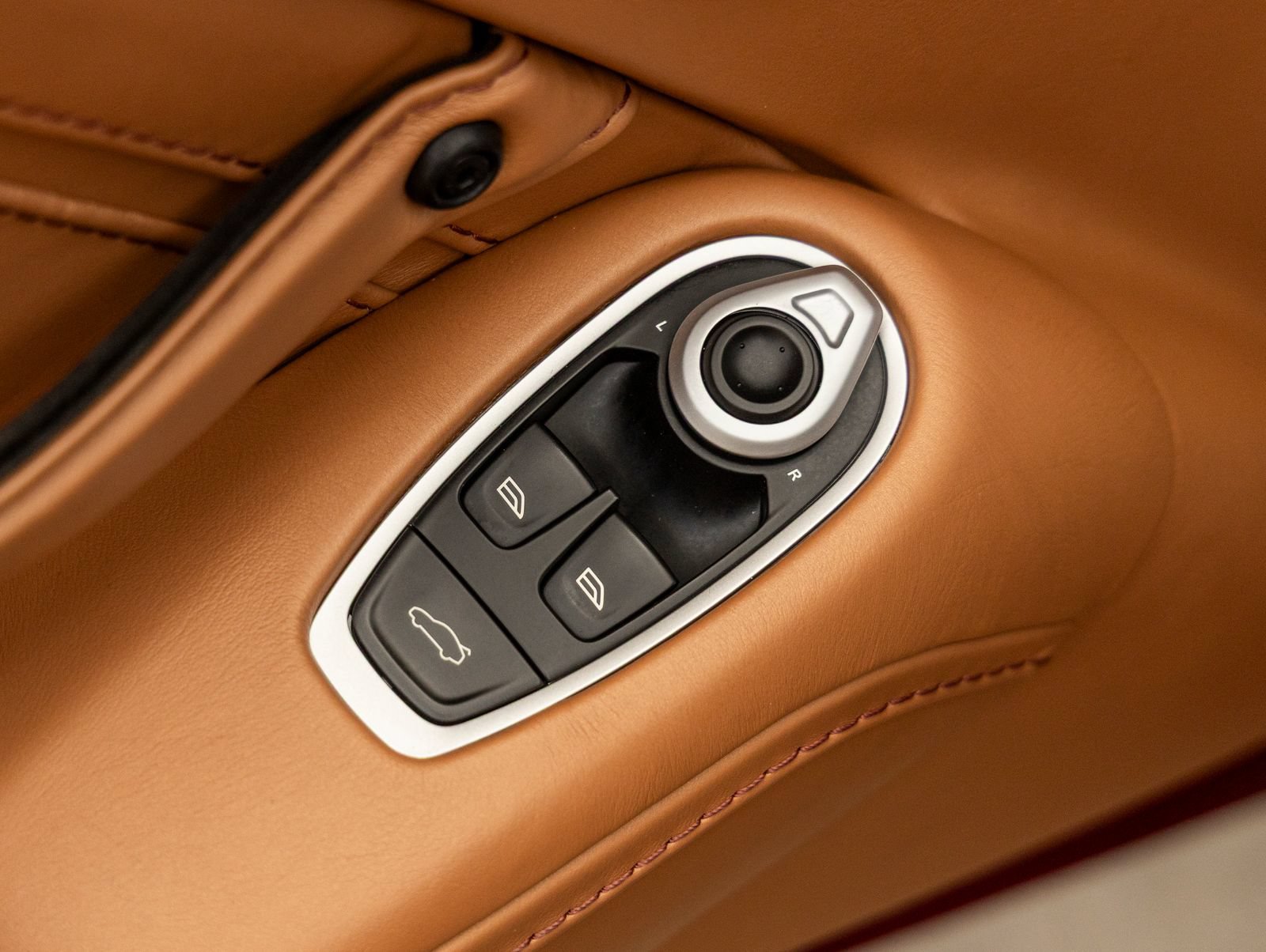 Used 2020 Aston Martin V8 Vantage Coupe RWD image 20