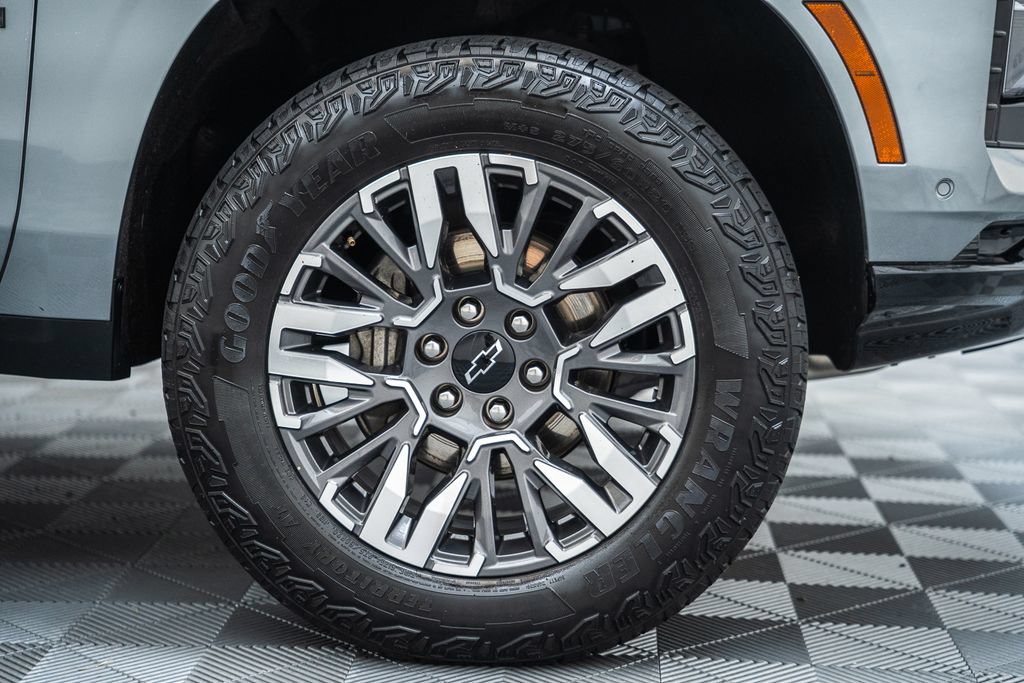 Used 2025 Chevrolet Suburban Z71 AWD/4WD image 19