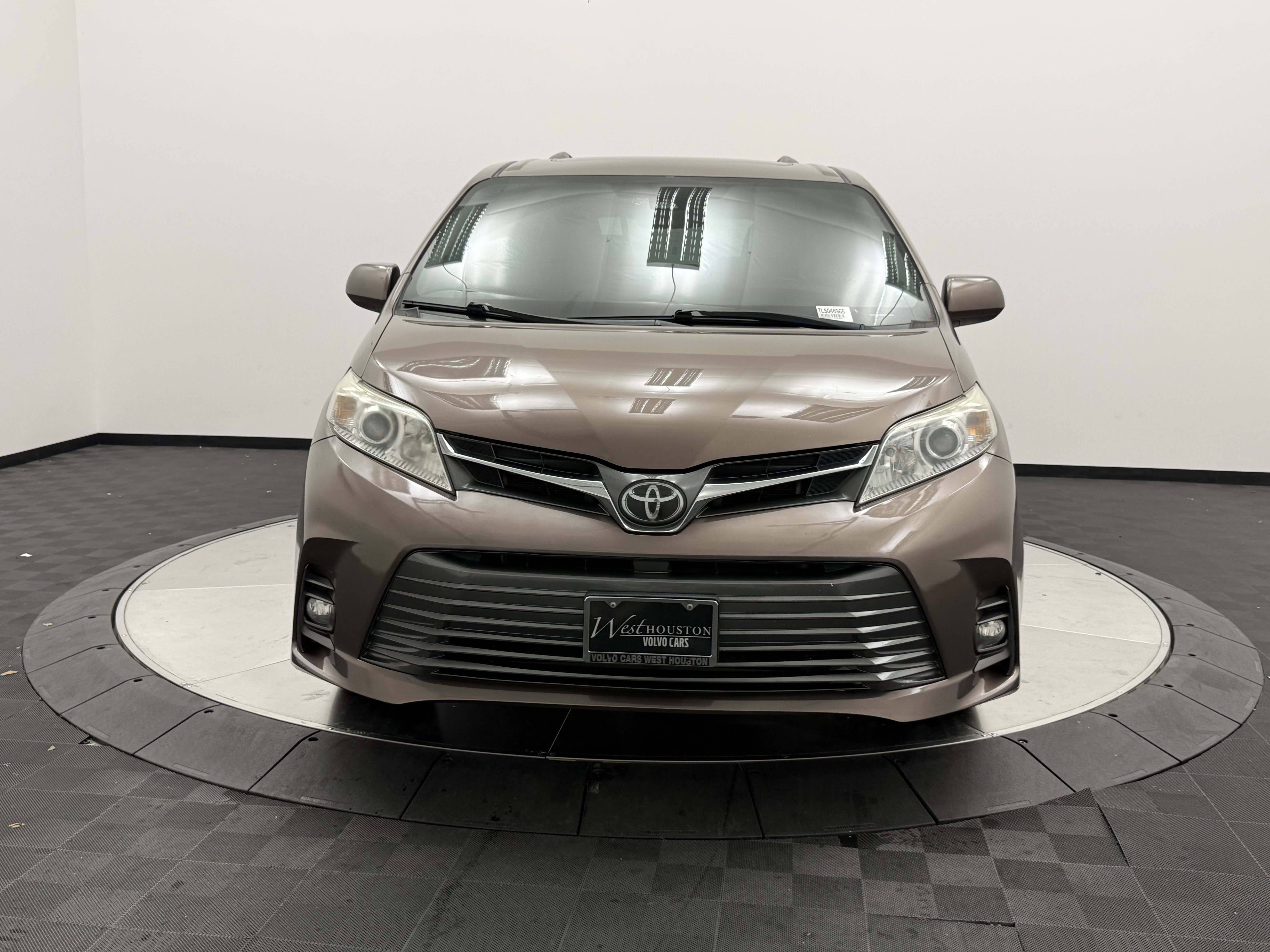 Used 2020 Toyota Sienna XLE FWD image 2