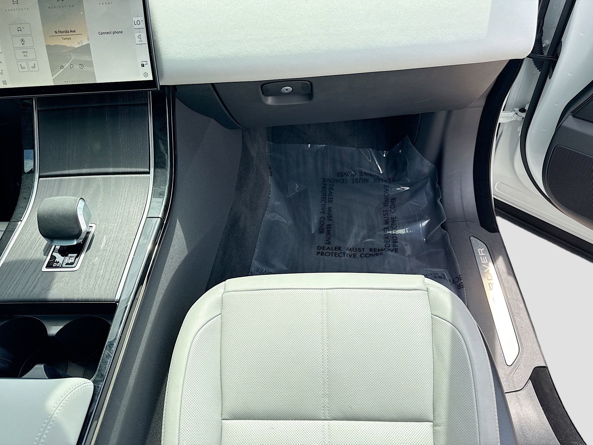 Used 2026 Land Rover Range Rover Velar Dynamic SE image 17