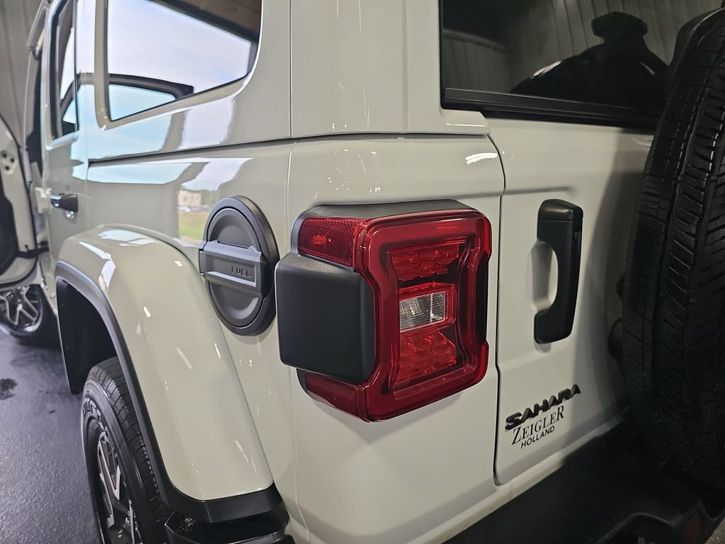Used 2025 Jeep Wrangler Unlimited Sahara AWD/4WD image 33