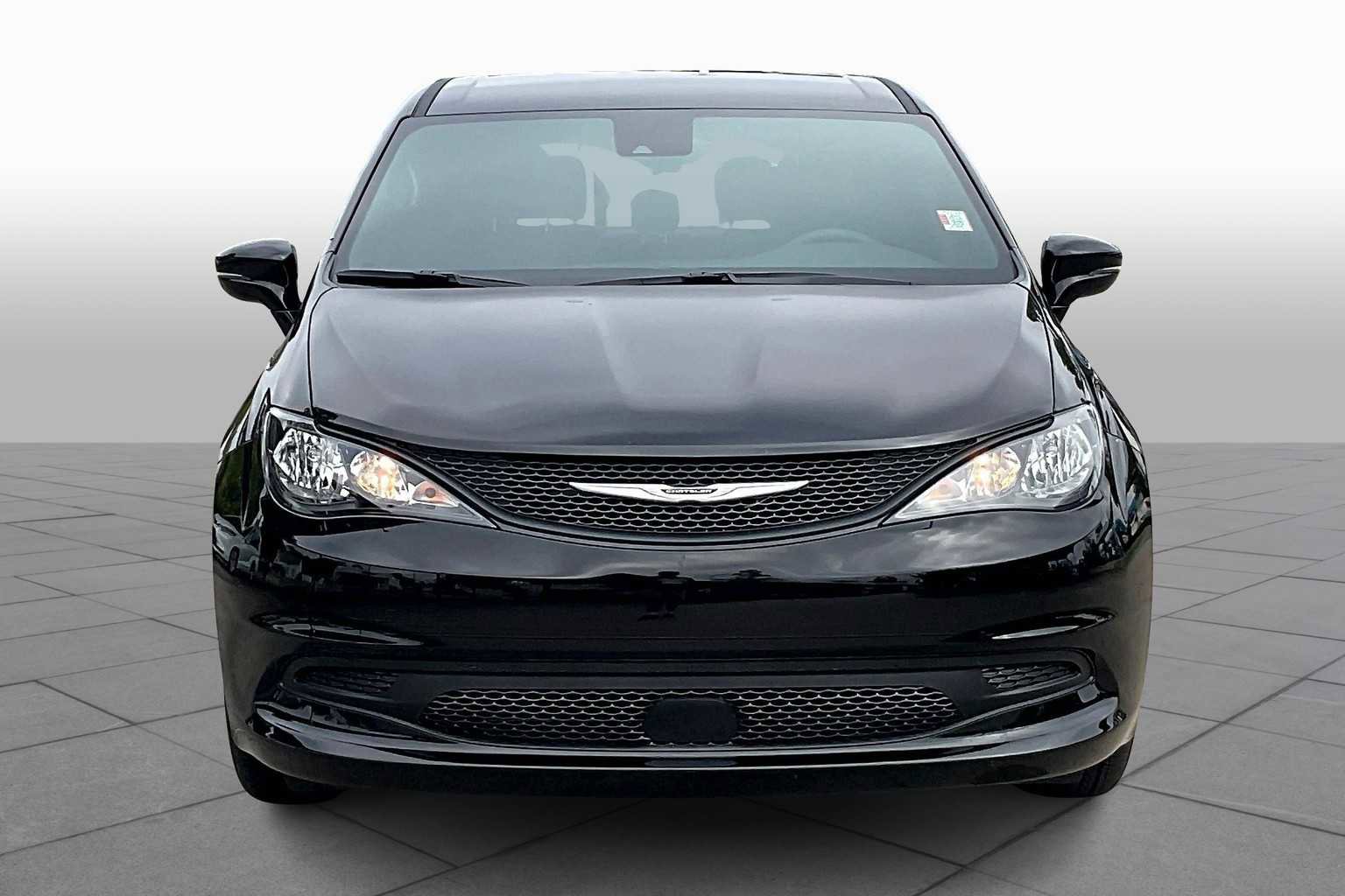 Certified 2025 Chrysler Voyager LX image 3