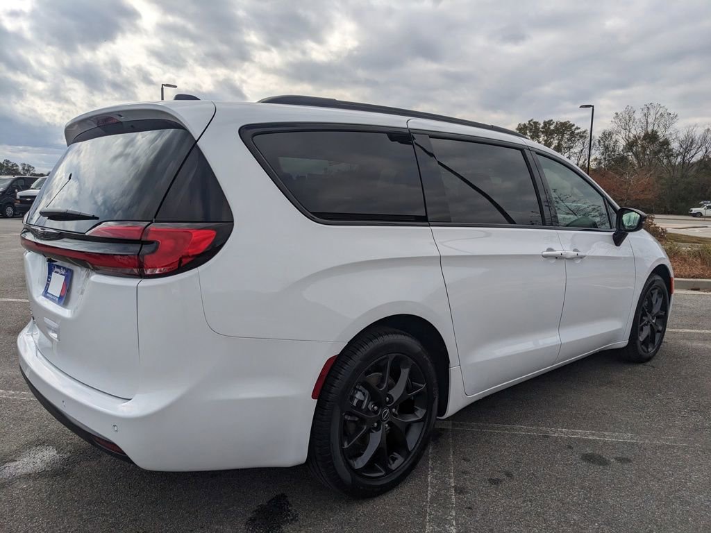 New 2026 Chrysler Pacifica Select w/ S Appearance Package image 21