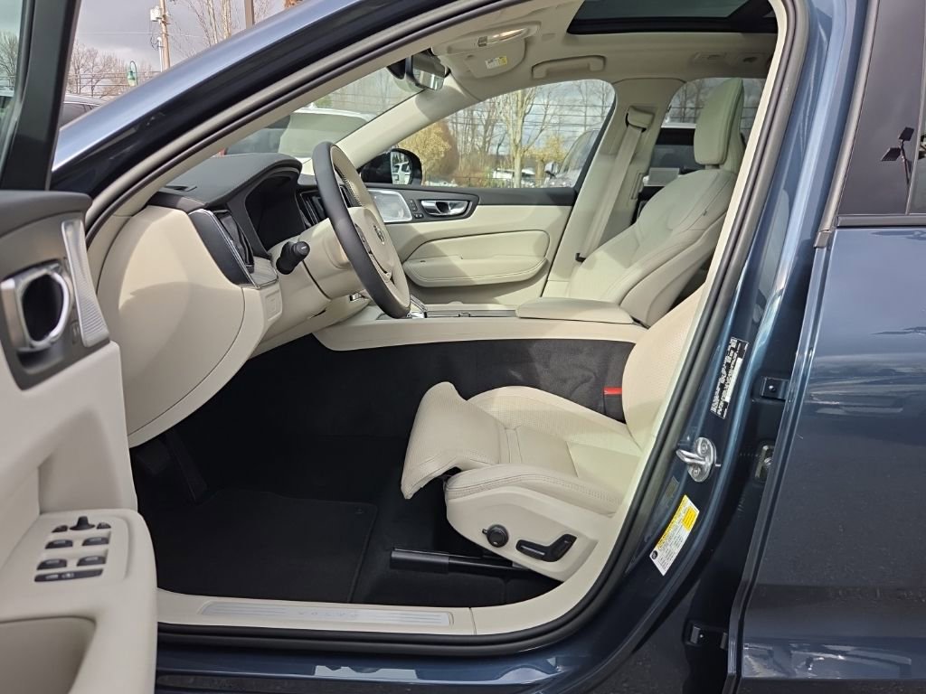 Certified 2023 Volvo XC60 B5 Ultimate image 4