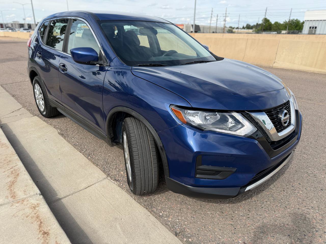 Used 2017 Nissan Rogue S AWD/4WD image 5