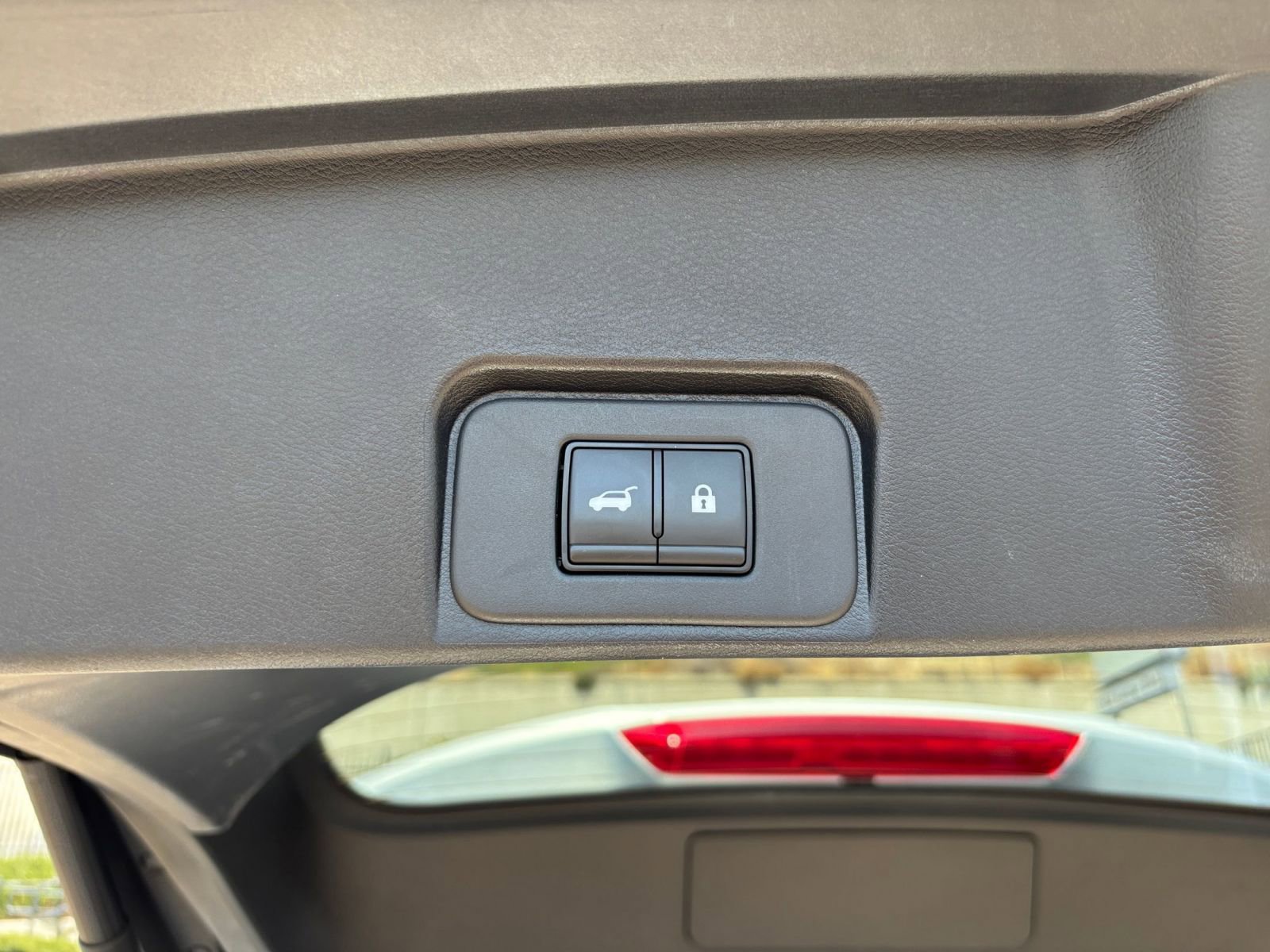 Used 2025 Nissan Rogue SV FWD image 23