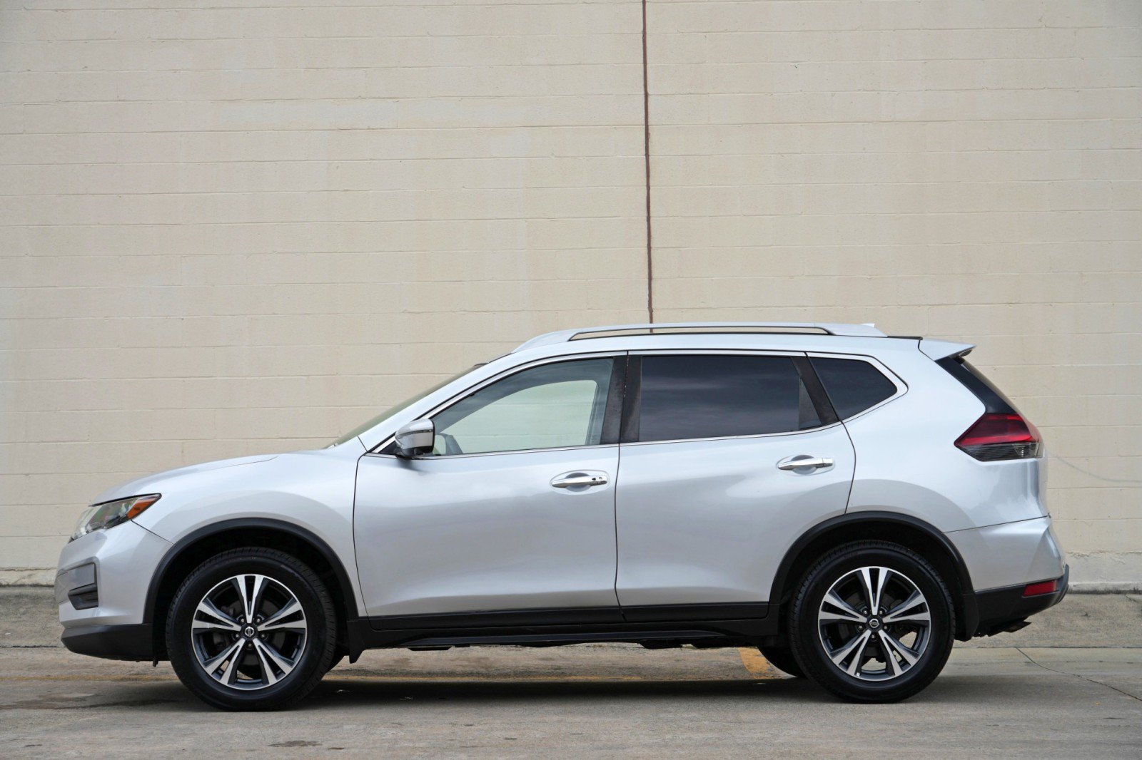 Used 2019 Nissan Rogue SV w/ Premium Package AWD/4WD image 8