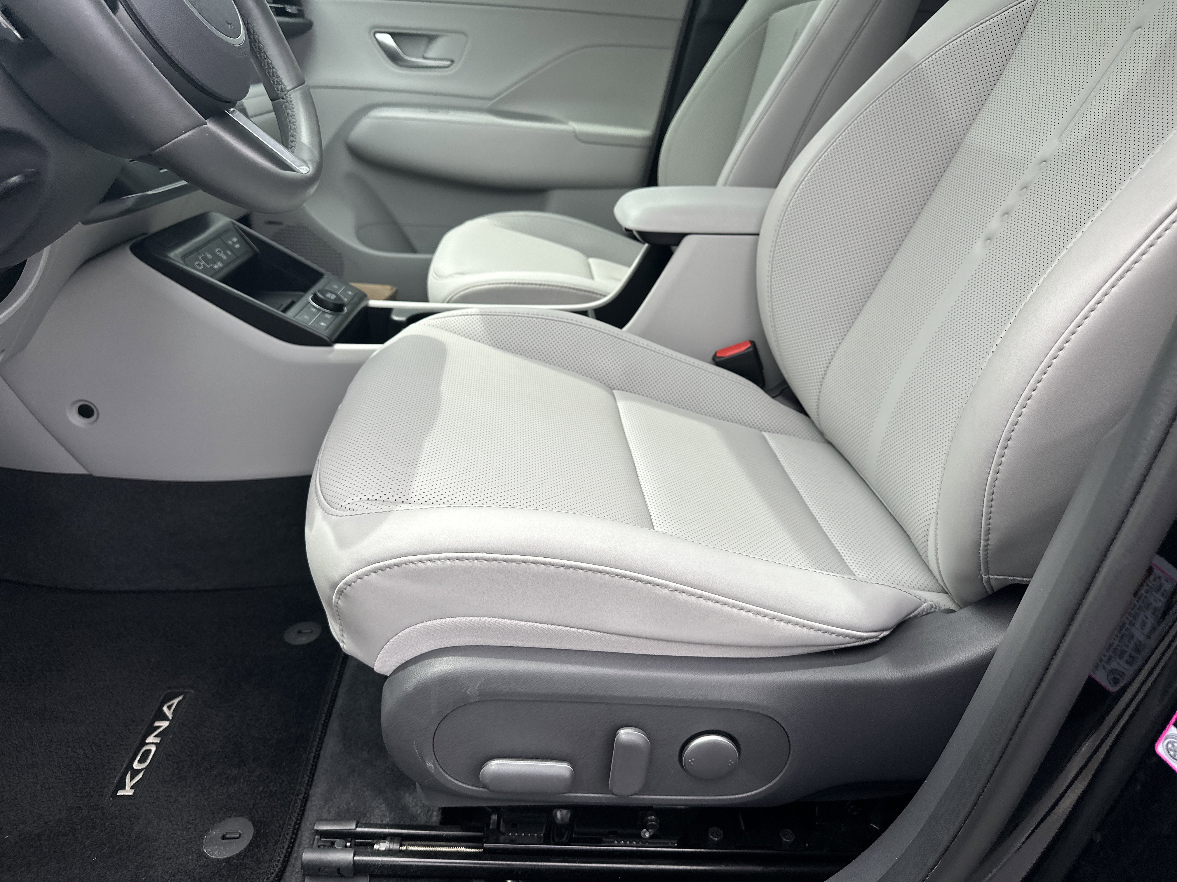 Used 2025 Hyundai Kona Limited image 11