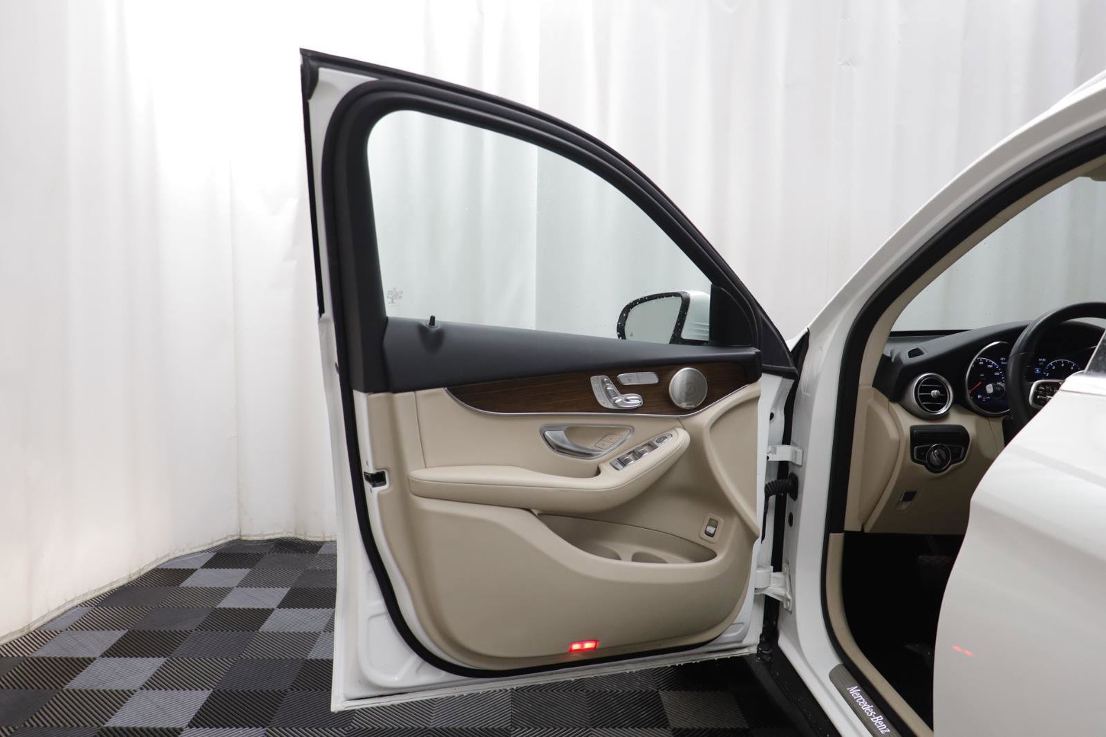 Used 2021 Mercedes-Benz GLC 300 4MATIC image 4