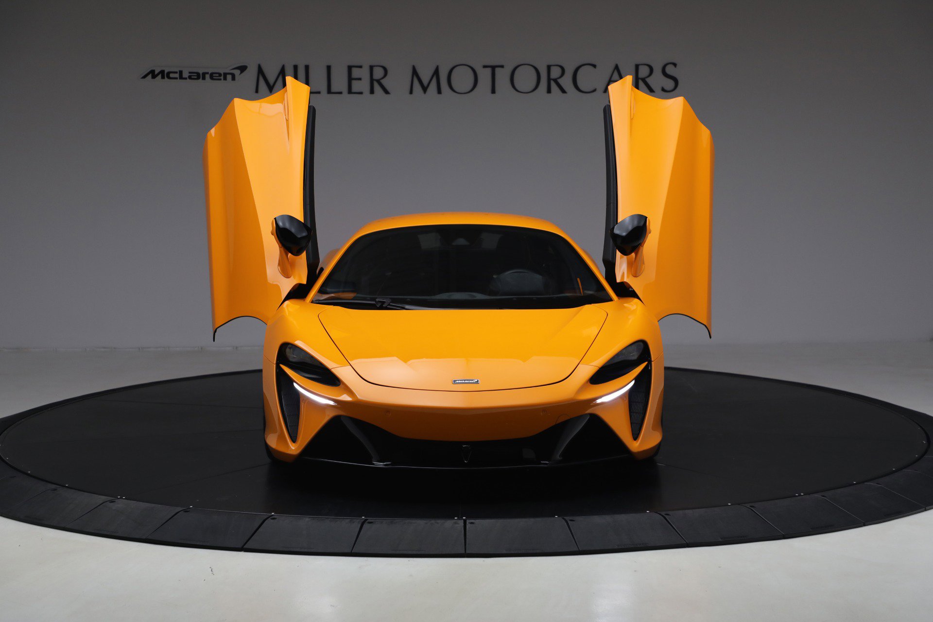Used 2024 McLaren Artura image 13