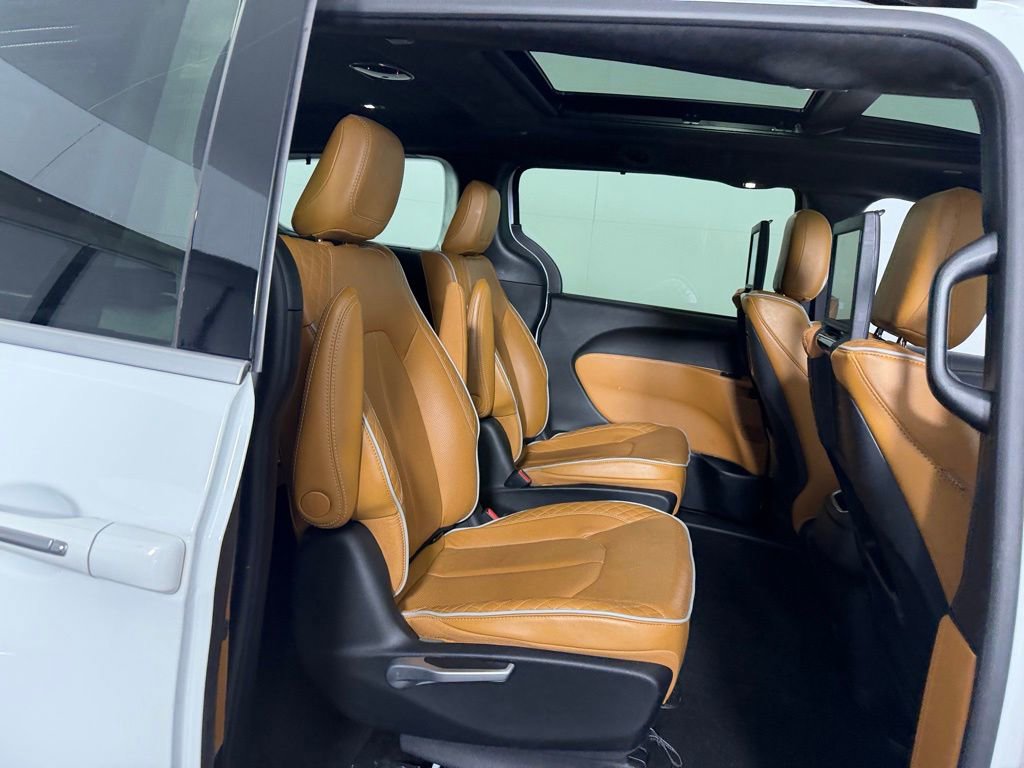 Used 2023 Chrysler Pacifica Pinnacle FWD image 44