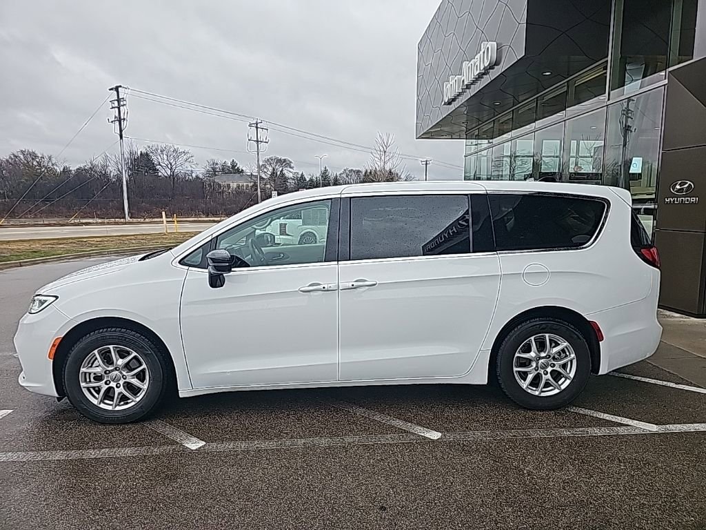 Used 2024 Chrysler Pacifica Touring-L image 2