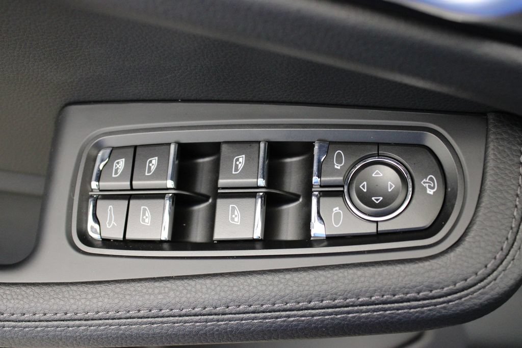 Certified 2025 Porsche Macan AWD/4WD image 23