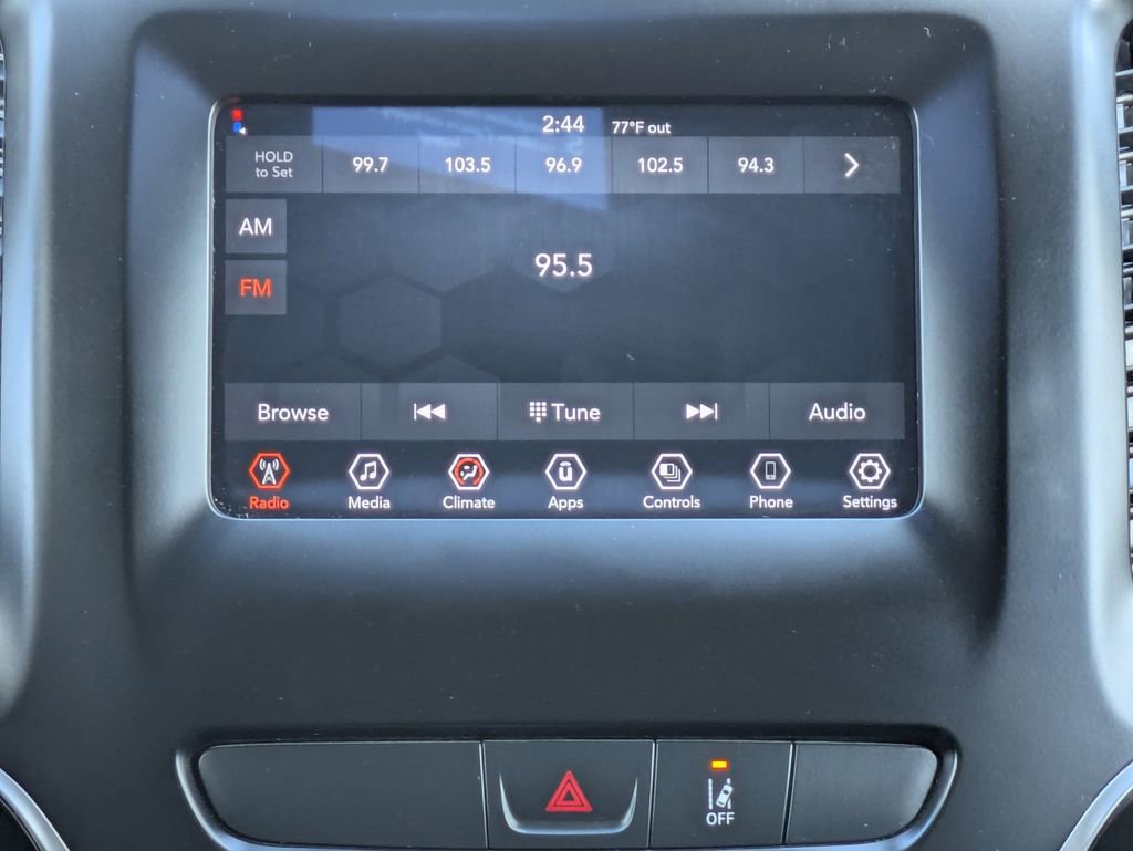 Used 2021 Jeep Cherokee Latitude w/ Mopar Interior Package image 20