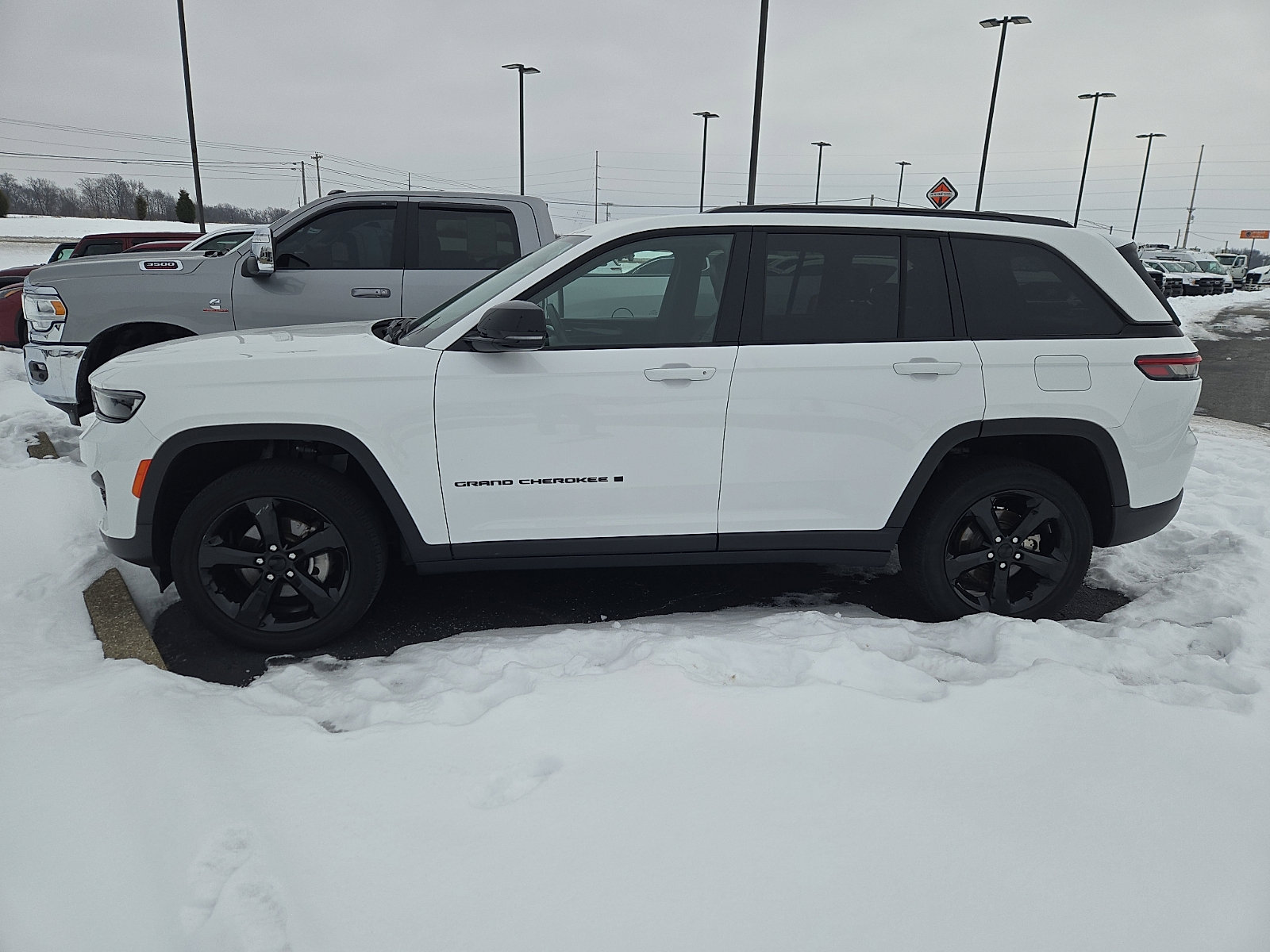 Used 2023 Jeep Grand Cherokee Altitude image 2