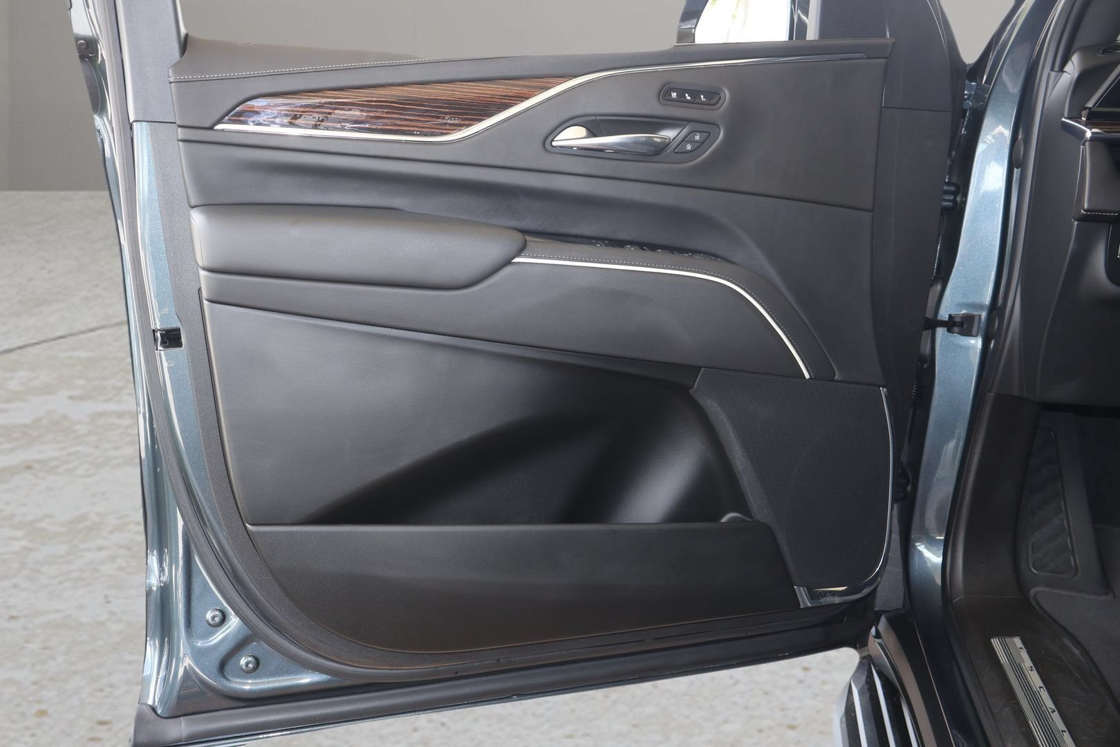 Used 2021 Cadillac Escalade Premium Luxury RWD image 9