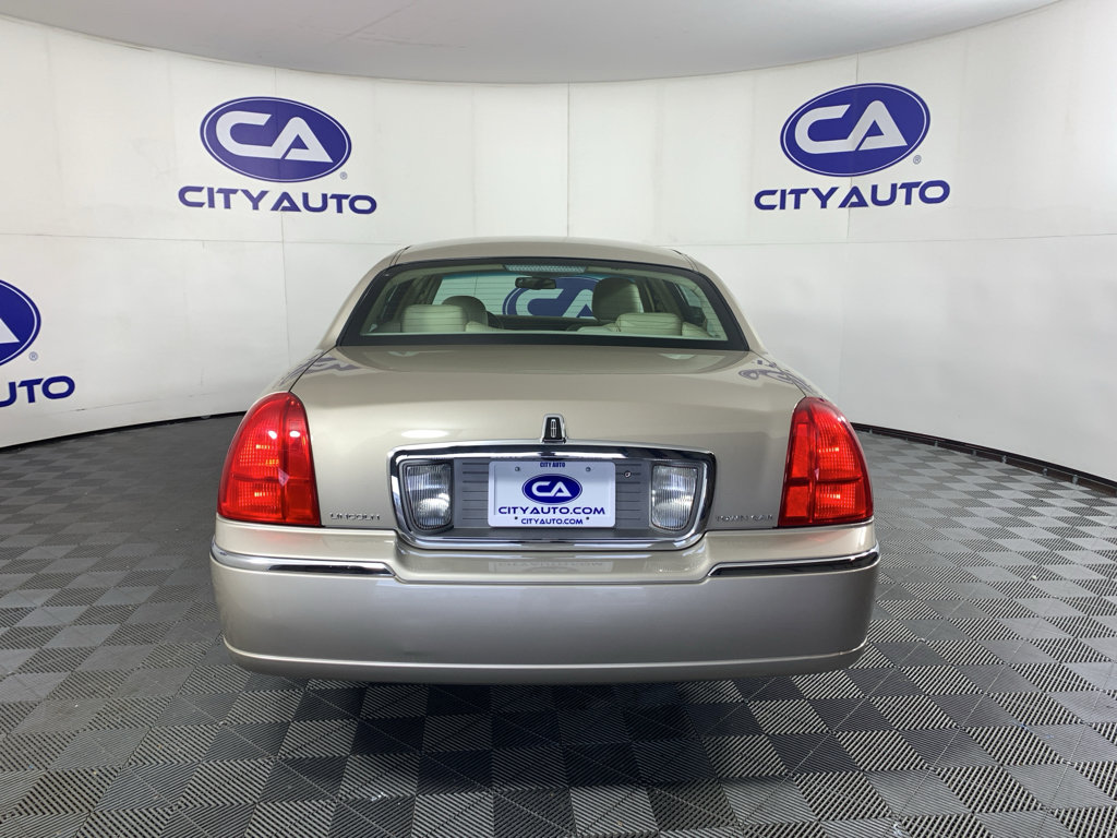 Used 2009 Lincoln Town Car Signature L image 4