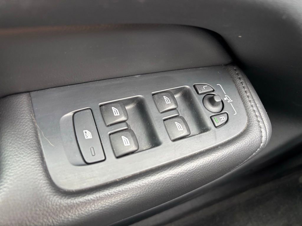 Used 2021 Volvo XC60 T5 Momentum w/ Premium Package image 30