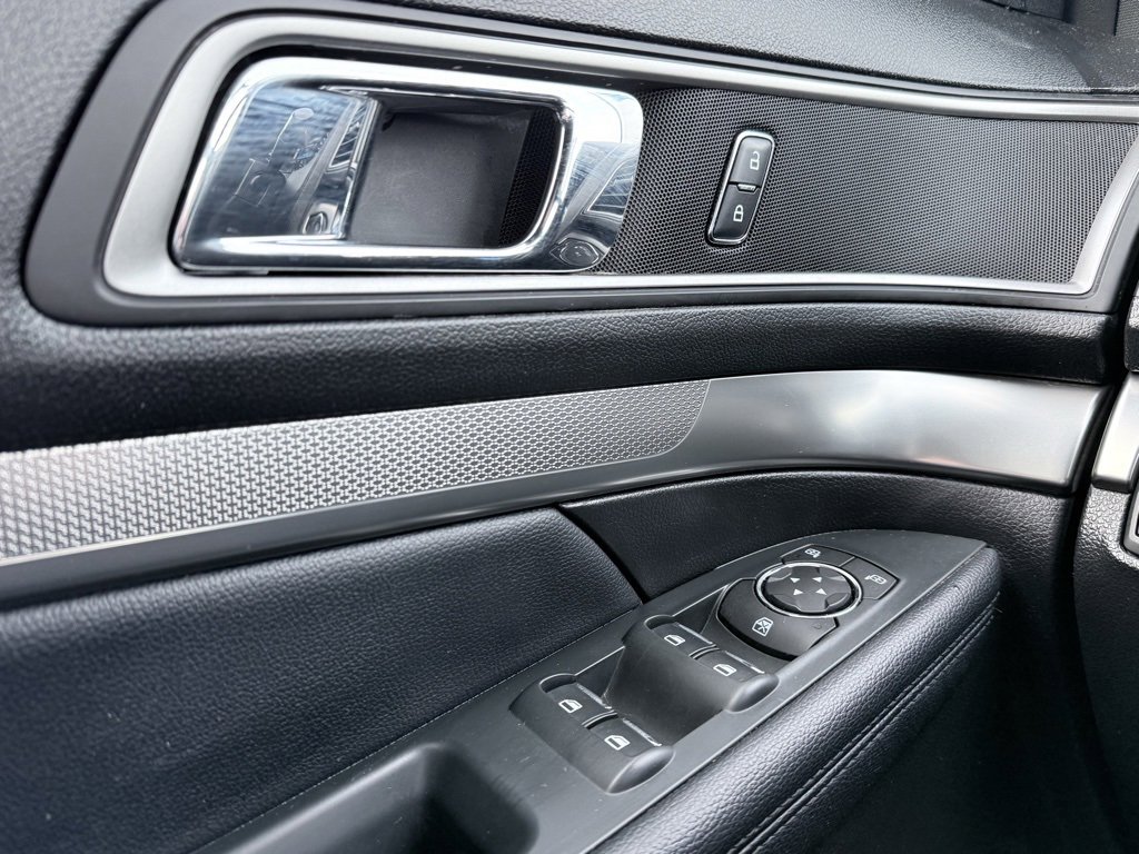 Used 2018 Ford Explorer XLT image 12