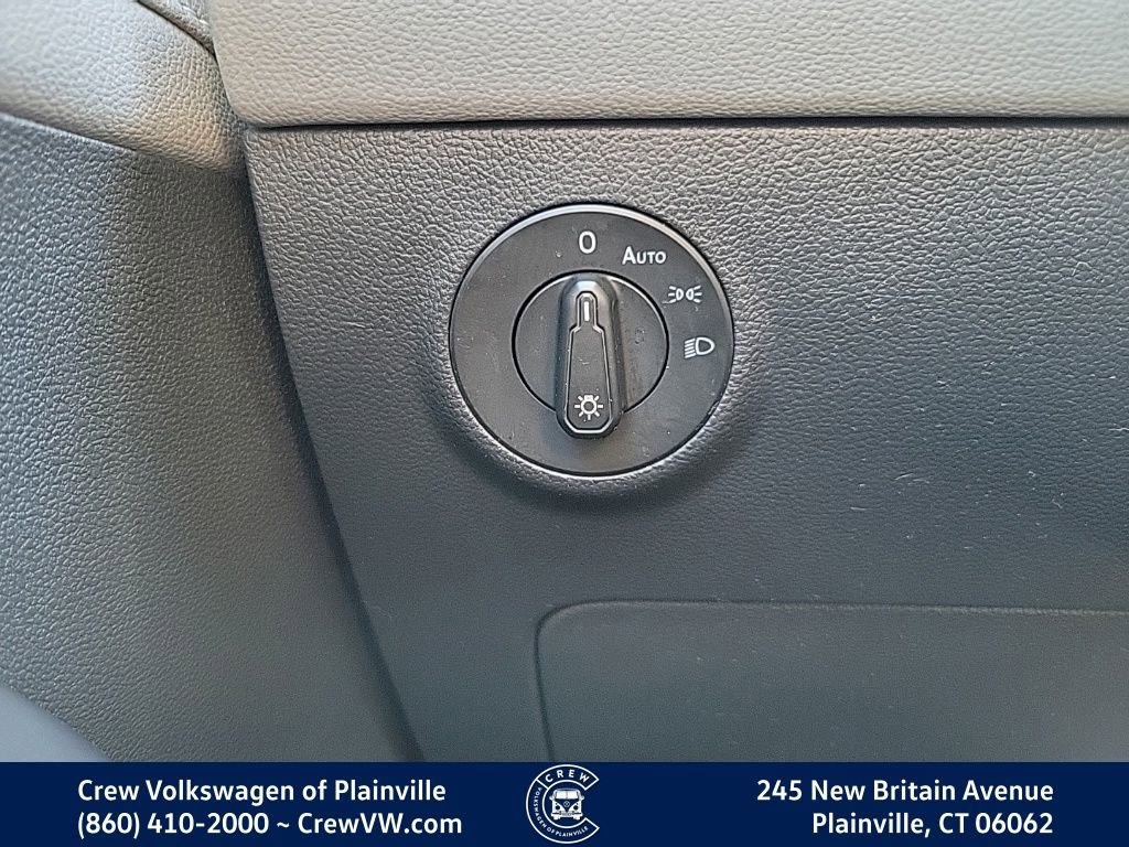 Certified 2023 Volkswagen Taos SE image 9