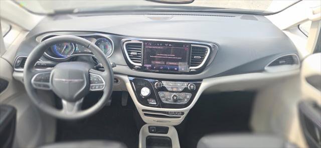 Used 2023 Chrysler Pacifica Touring-L FWD image 22