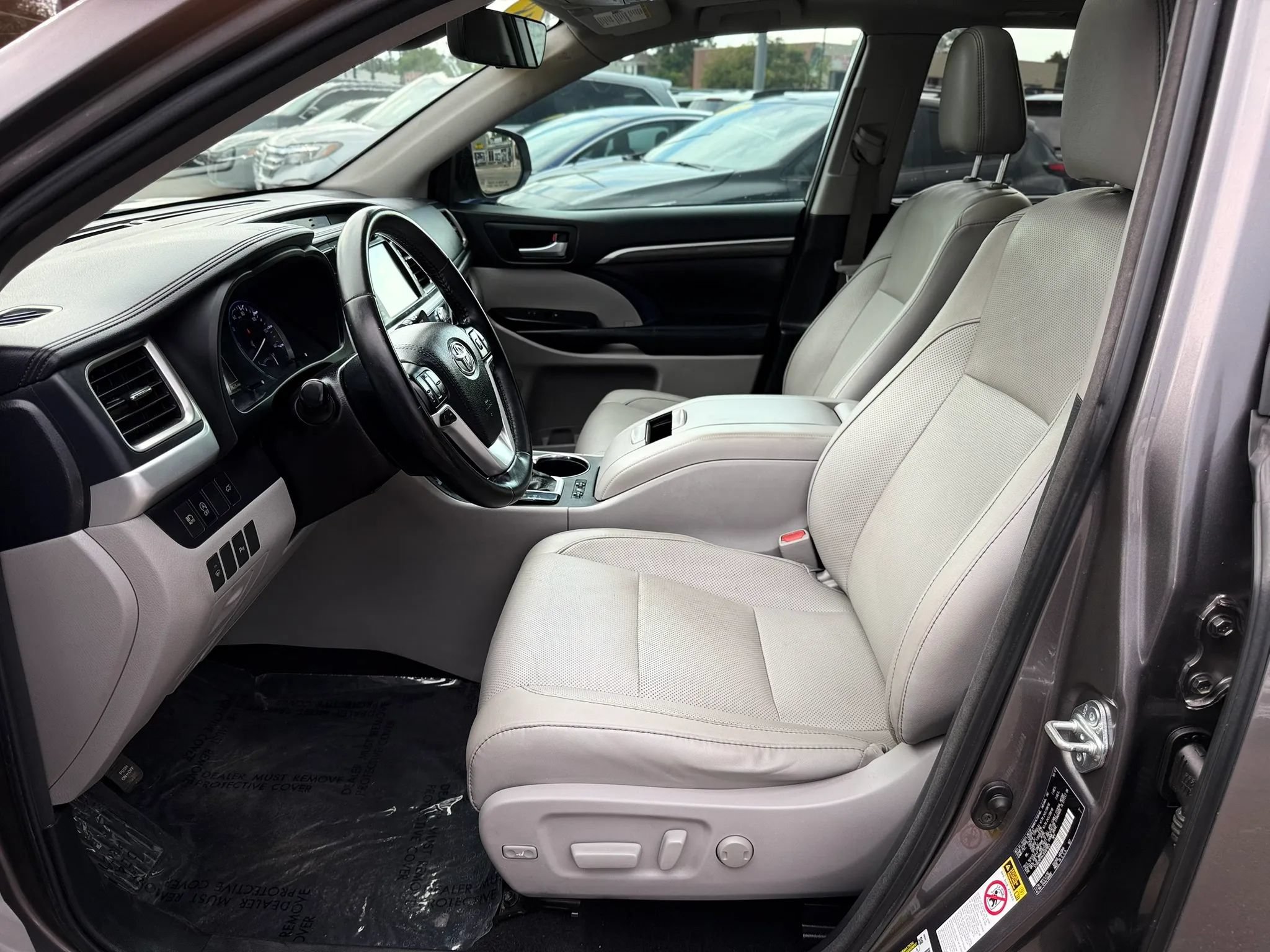 Used 2018 Toyota Highlander Limited w/ Carpet Mat Package (TMS) AWD/4WD image 12