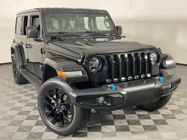 Used 2022 Jeep Wrangler Unlimited Sahara w/ Cold Weather Group AWD/4WD image 36
