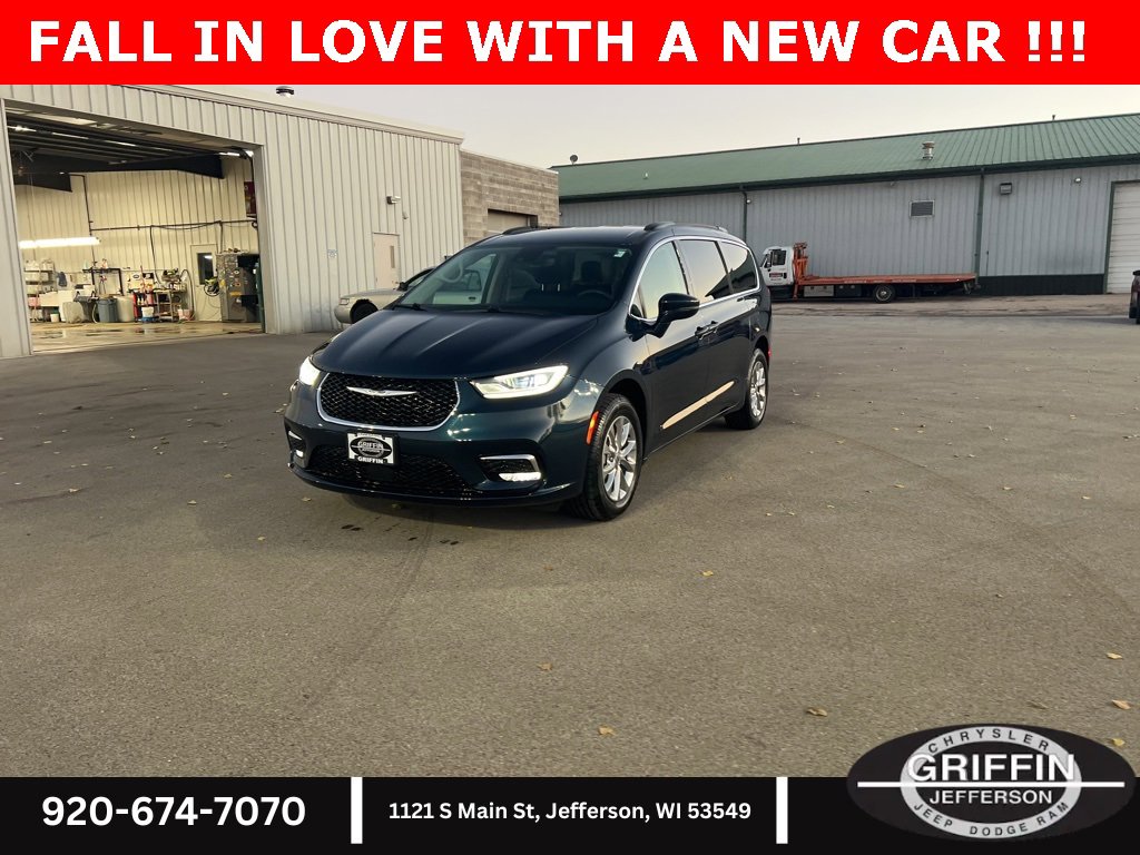 Used 2022 Chrysler Pacifica Touring-L image 3