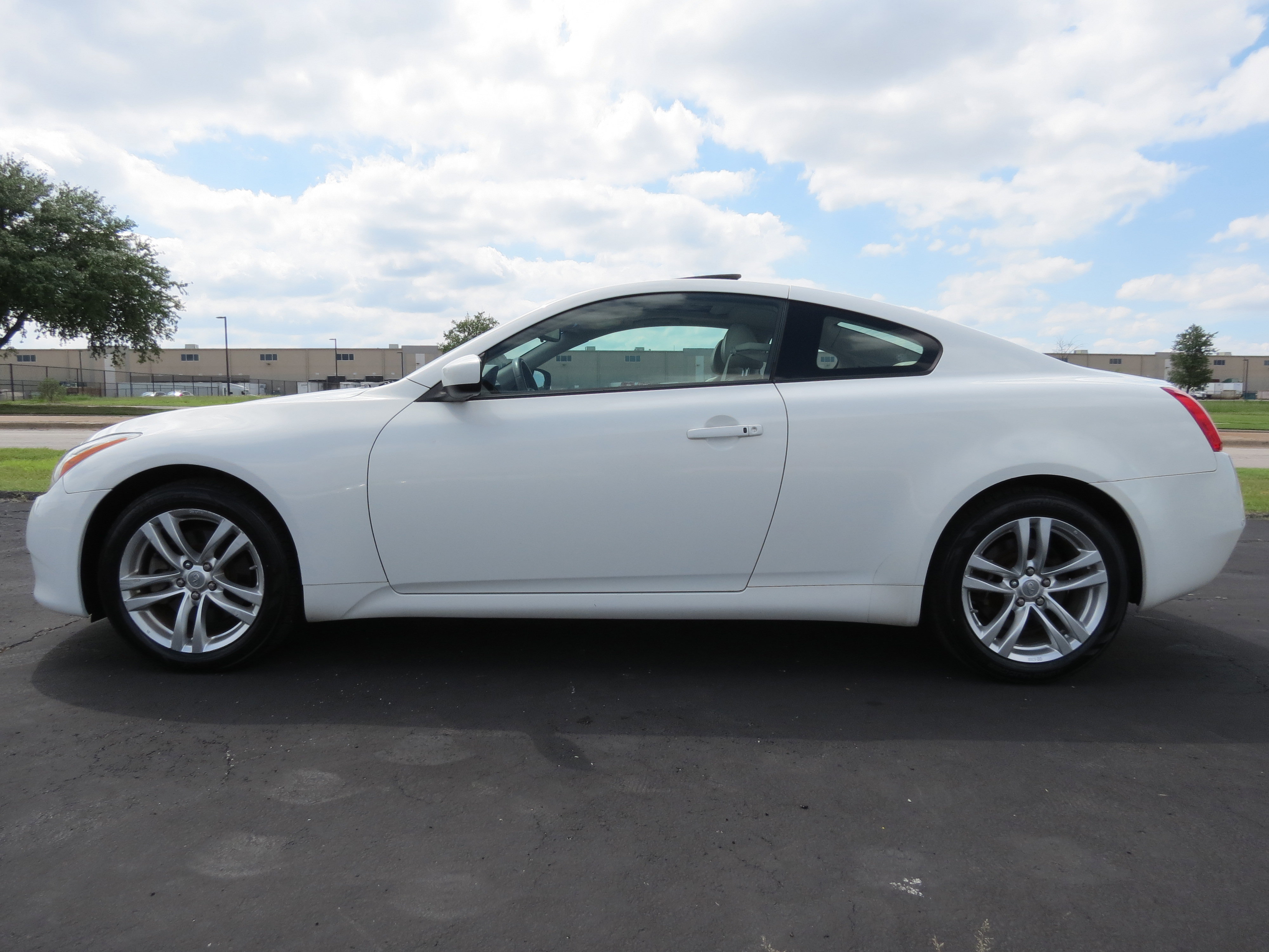 Used 2010 INFINITI G37 x w/ Premium Pkg image 3
