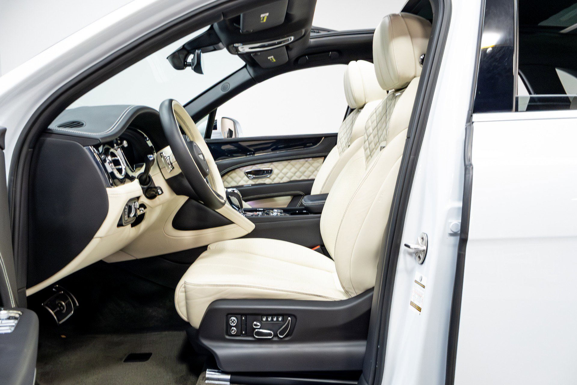 Used 2021 Bentley Bentayga w/ First Edition Specification image 6