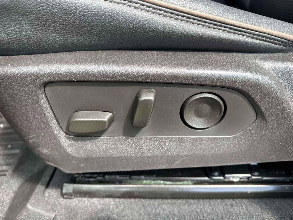 Used 2025 GMC Canyon Denali AWD/4WD image 17
