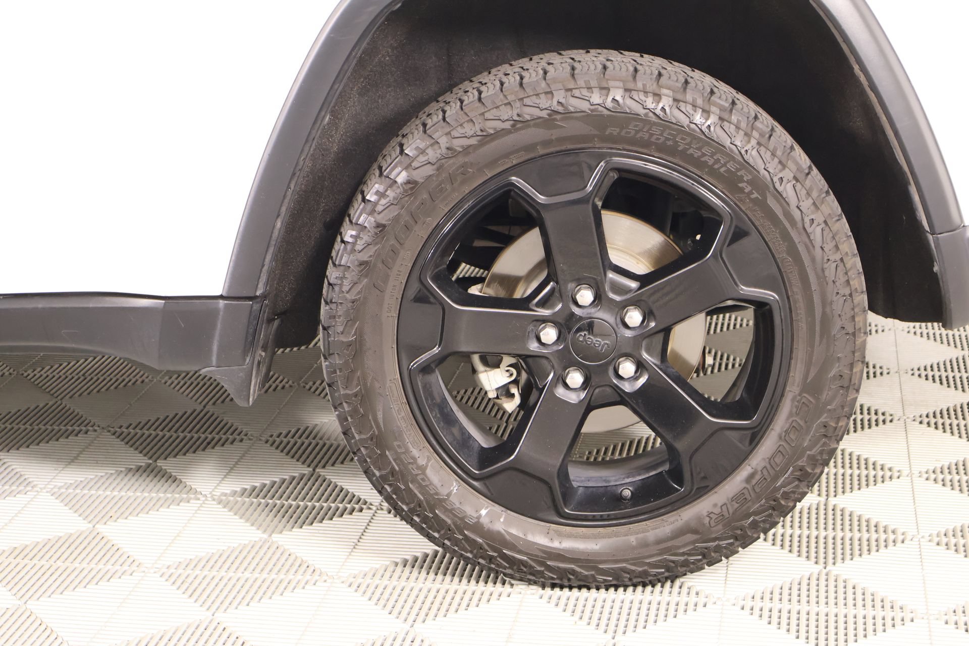 Used 2020 Jeep Grand Cherokee Laredo AWD/4WD image 19