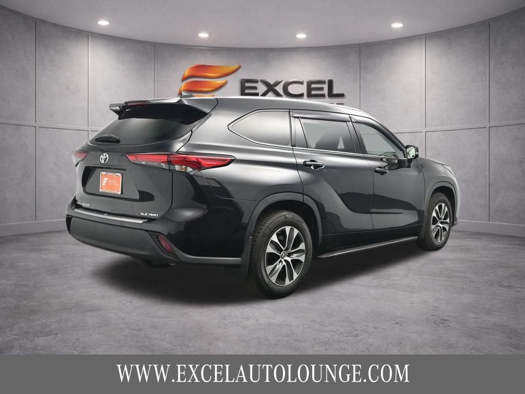 Used 2022 Toyota Highlander XLE AWD/4WD image 9