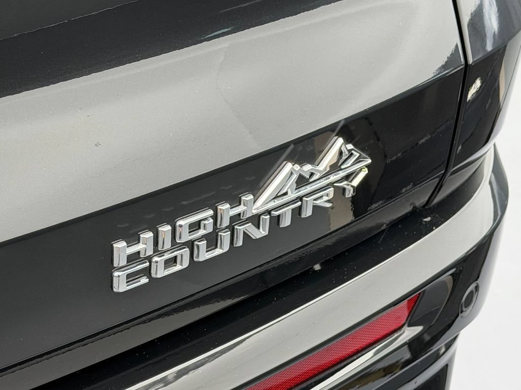 Used 2025 Chevrolet Traverse High Country FWD image 21
