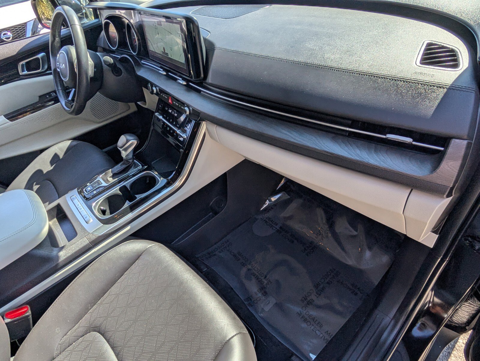 Used 2024 Kia Carnival EX image 20