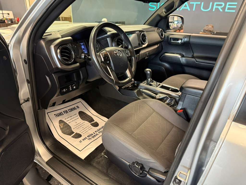 Used 2017 Toyota Tacoma TRD Sport w/ Tow Package image 9